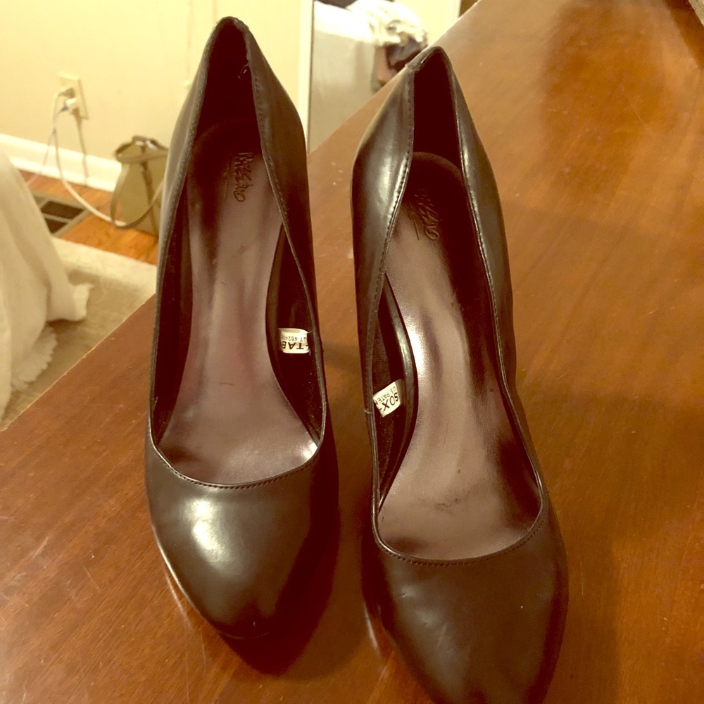 Black pumps